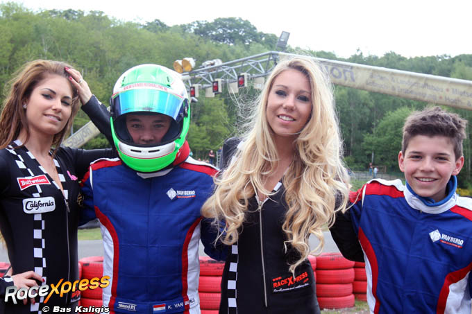 Kay en Glenn van Berlo en twee mooie gridgirls van RaceXpress